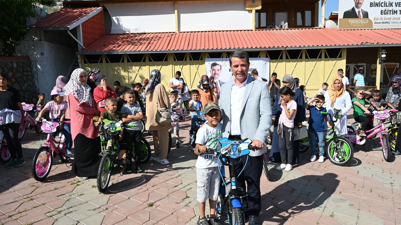 Başkan Okumuş çocuklara bisiklet hediye etti!