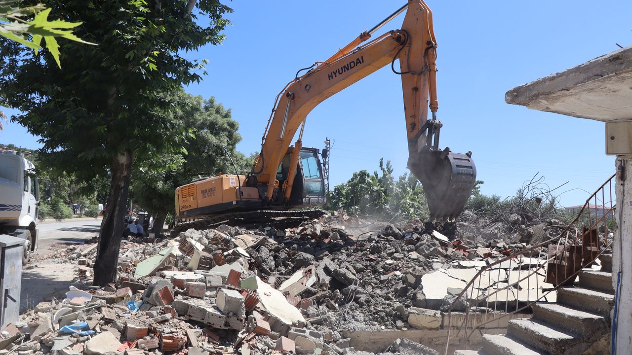 Türkoğlu’nda ağır hasarlı binalar yıkılıyor