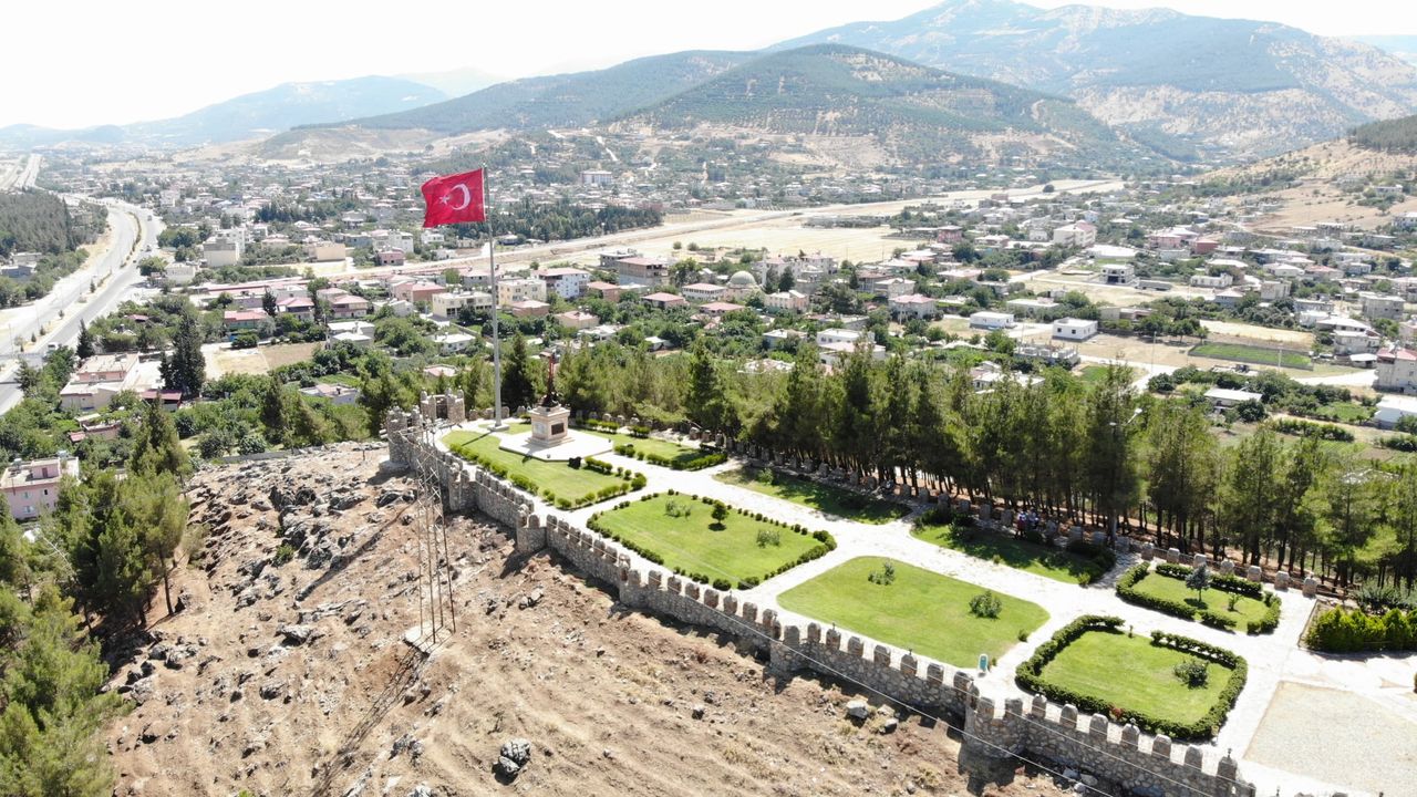 Türkoğlu’nun simgesi Bababurun Kalesi