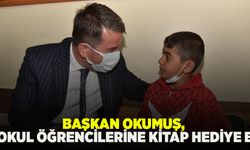 Başkan Okumuş, ilkokul öğrencilerine kitap hediye etti