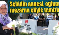 Şehidin annesi oğlunun mezarını eliyle temizledi