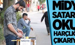 Midye satarak okul harçlığını çıkarıyor