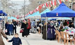 Başkan Erkoç karanfil dağıttı