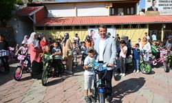 Başkan Okumuş çocuklara bisiklet hediye etti!