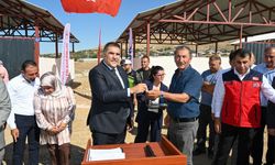 Türkoğlu’nda depremzede üreticilere ahır desteği sürüyor