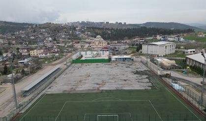 Türkoğlu futbol sahasının zemini yenileniyor