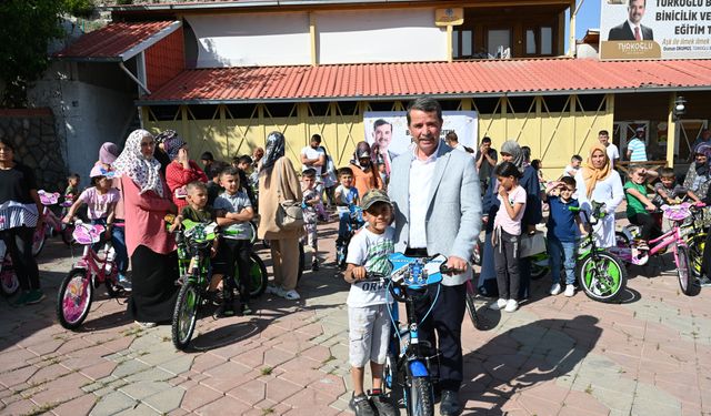 Başkan Okumuş çocuklara bisiklet hediye etti!