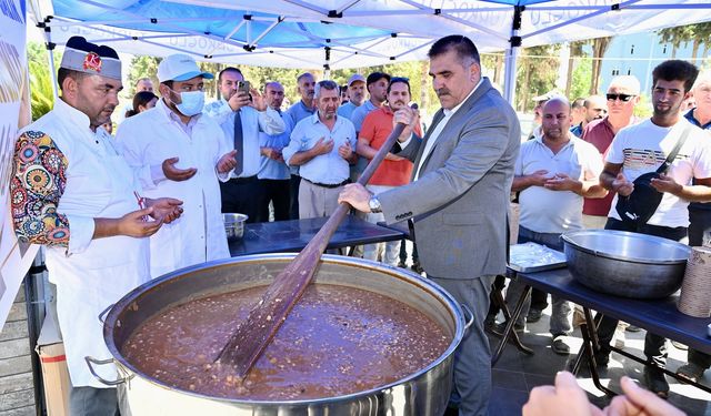 Türkoğlu’nda vatandaşlara aşure ikram edildi