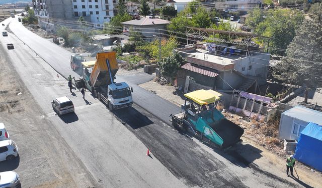 Büyükşehir Türkoğlu’nun Ana Caddesinde Asfalta Başladı