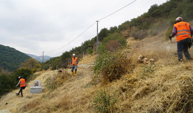 Büyükşehir, Şehir Genelinde 2 Bin 300 Mezarlıkta Seferberliğini Sürdürüyor