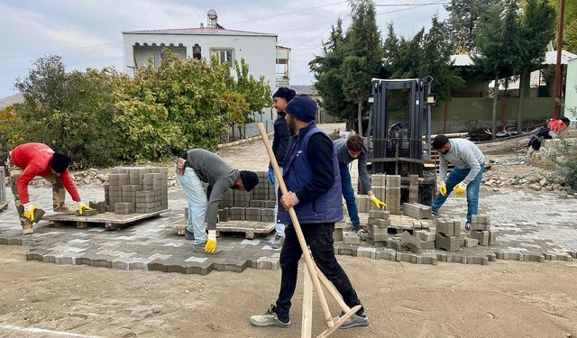 Türkoğlu Belediyesi okul yollarını yeniliyor