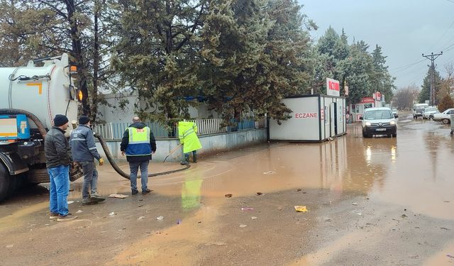 Acil Müdahale Ekipleri su birikintilerini tahliye ediyor