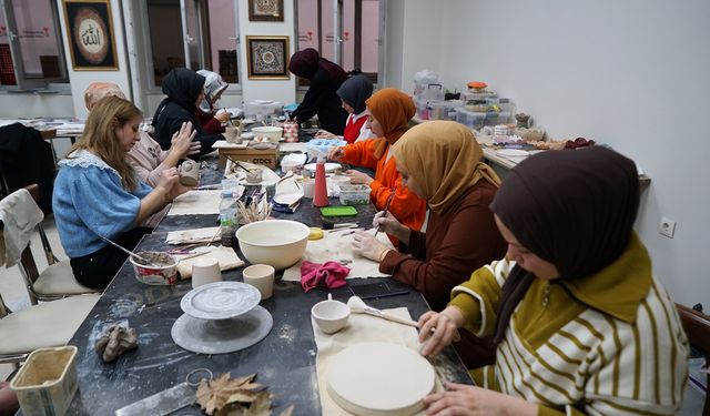 Kursiyerler KAMEK’te Hem El Becerilerini Geliştiriyor Hem de Sosyalleşiyor