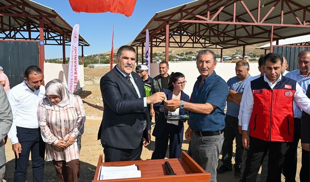 Türkoğlu’nda depremzede üreticilere ahır desteği sürüyor
