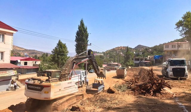 Yol, kaldırım ve parke çalışmaları devam ediyor