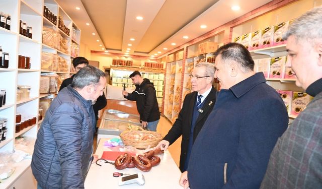 Başkan Mehmet Karaca’dan Mahir Ünal Caddesi’nde Esnaf Ziyareti