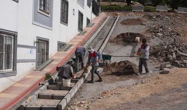 Onikişubat Belediyesi’nden 9 farklı mahallede eş zamanlı kaldırım ve yol çalışması