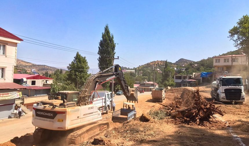 Yol, kaldırım ve parke çalışmaları devam ediyor