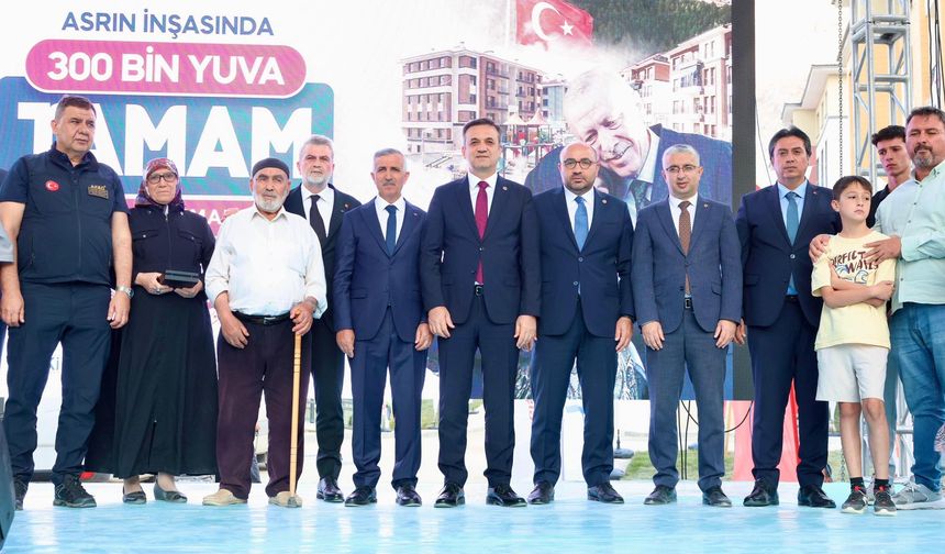 Deprem konutları kura ve anahtar teslimi gerçekleştirildi