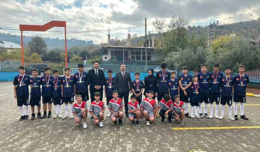 Hentbol Birinciliği Sonrası Yeşilyöre Ortaokulu’na Destek Ziyareti