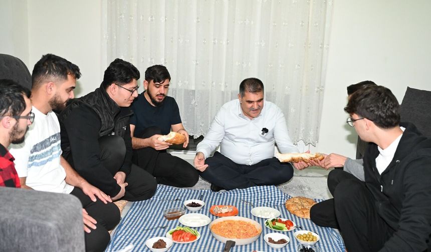 Başkan Karaca Sahurda Öğrencilerle Buluştu